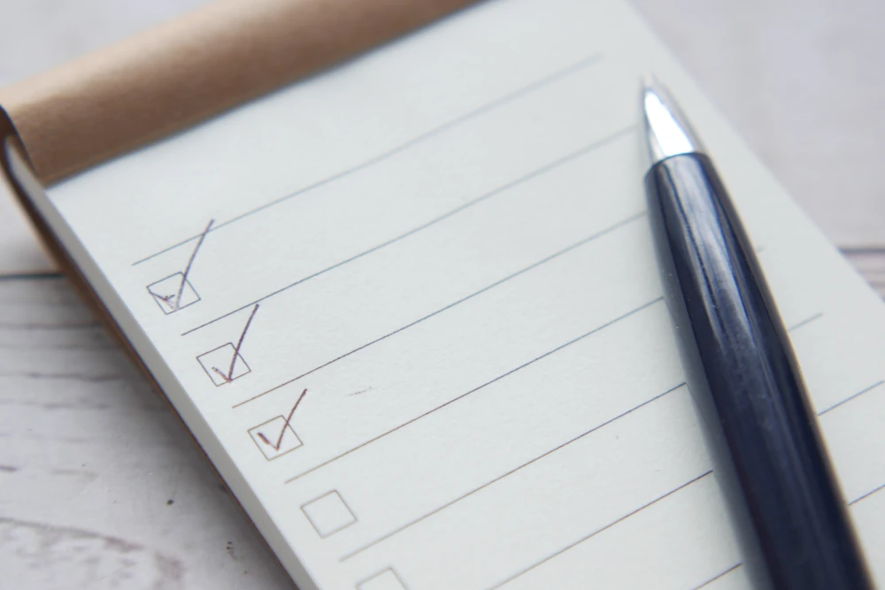 Notepad with checkboxes in a white background, representing the importance of setting up a checklist to select the best company for your home expansion