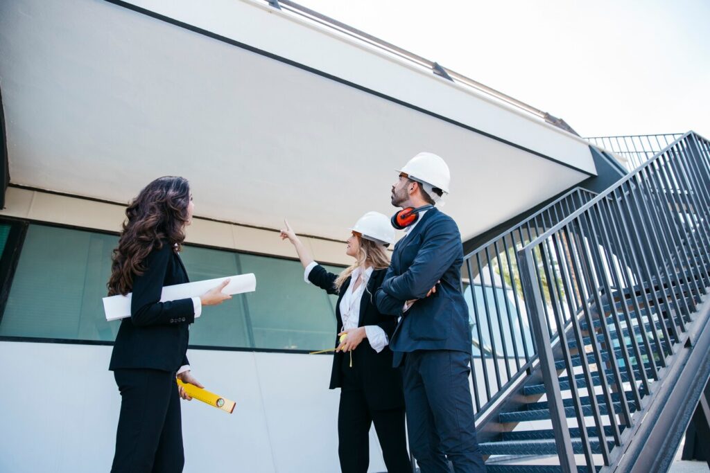 Equipe de especialistas monitorando a contrução, reforçando a importância de cost-saving in commercial construction